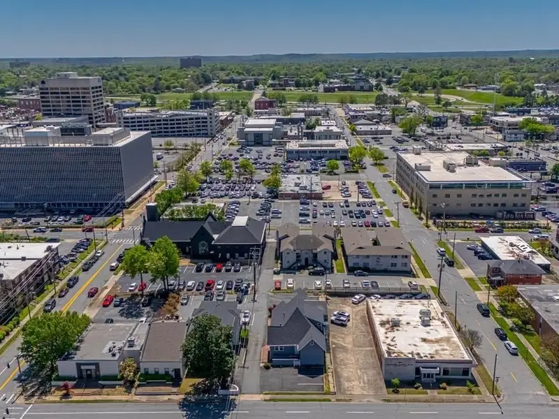 Remodeled Commercial Building Near I-630, Downtown Little Rock – Ideal for Office or Apartment