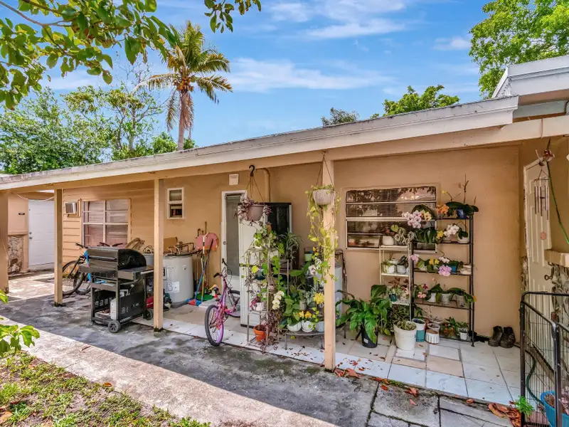 Well-maintained 6-unit Multifamily Property in South Florida with Value-add Potential
