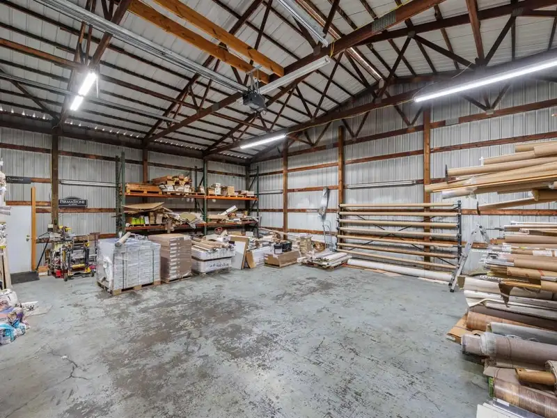 Commercial Property with Showroom and Warehouses on Us Hwy 100 W