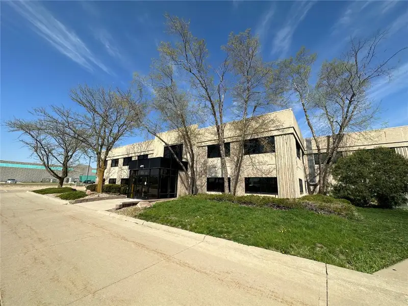 Modern Office Space with Amenities in Hiawatha, Ia - Ample Parking and Training Rooms