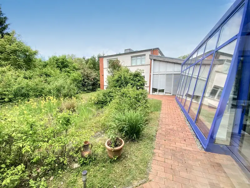 Versatile Commercial Property with Geology Laboratory in 2,800 M² Plot, Good Rental Income