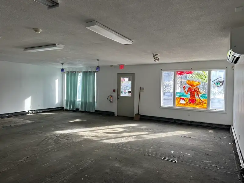 Versatile 907 Sq Ft Commercial Space in High-traffic Area, Former Tanning Salon