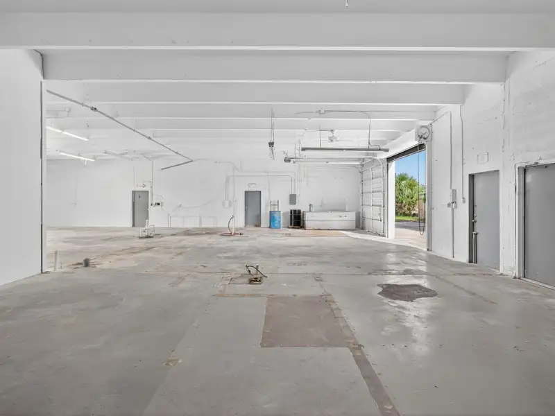 Versatile 2,700 Sf Flex/industrial Condo Units in Jupiter's Industrial Corridor