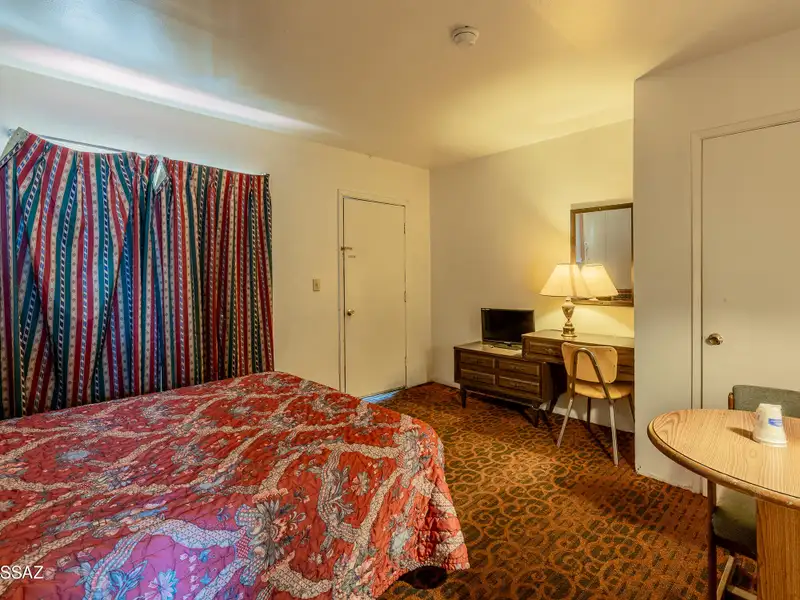 Well-maintained 18-unit Motel Near Tucson Airport with Rv Spaces and Ample Parking