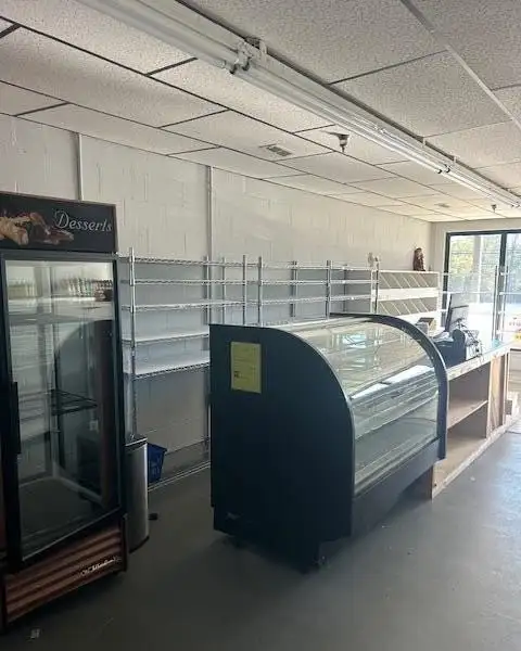 1,000 Sq. Ft. Retail Space for Lease in Blue Springs Plaza with Kitchen Area