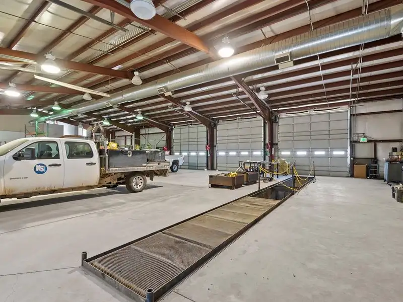 Well-maintained Commercial Property with Global Tenant and 6.8% Cap Rate on 5.71 Acres