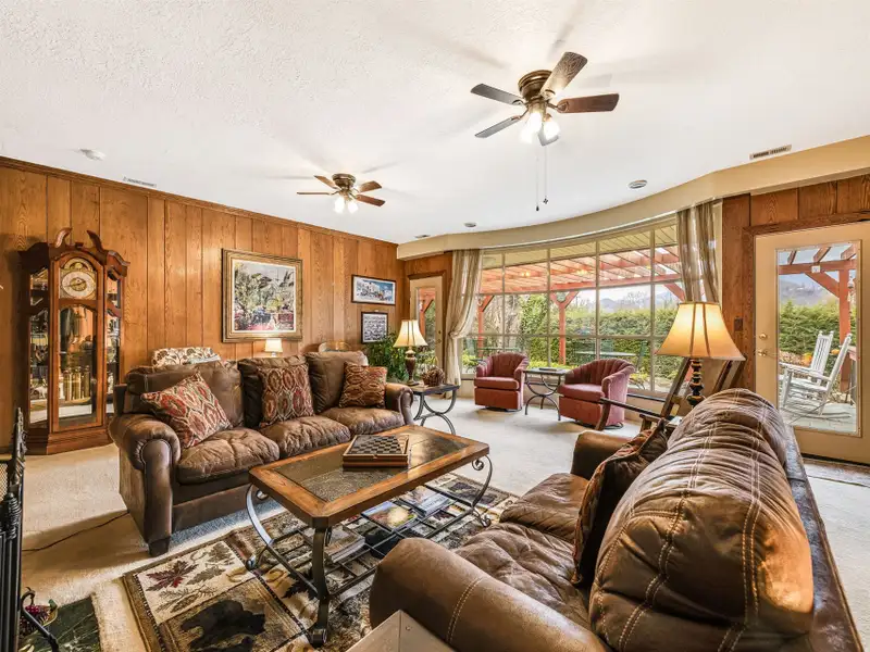 Ranch-style Estate Near Waynesville Inn, 5br/6.5ba, Ideal for Boutique Hospitality or Residence