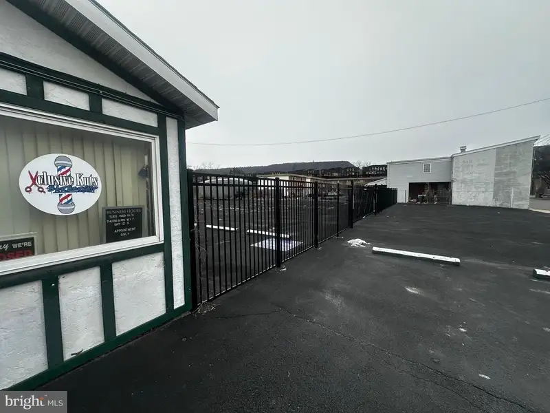 Single-story Commercial Building with Parking and Fenced Lot in Prime Location