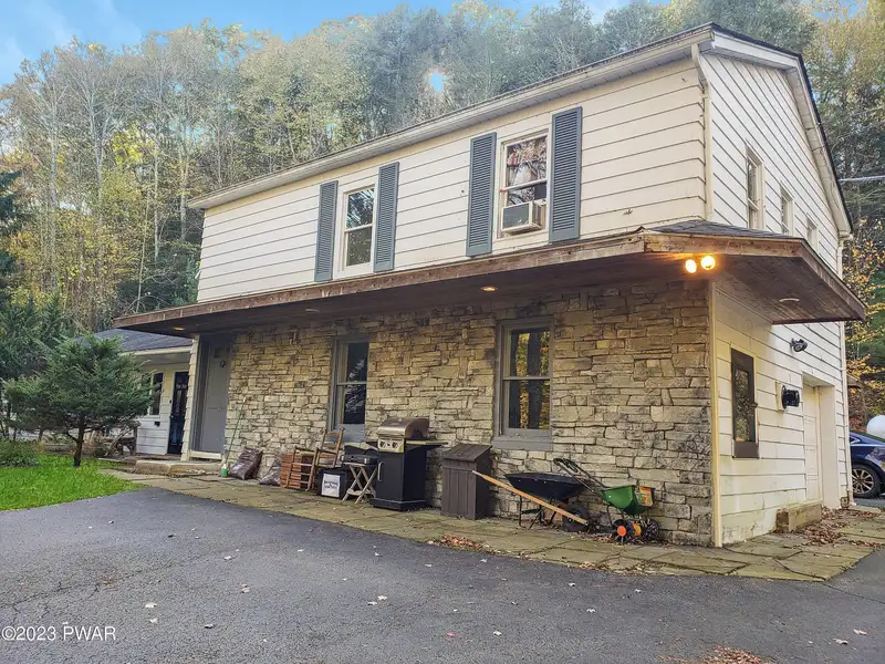 3000 Sq Ft Commercial Building for Lease Near Town with Flexible Space Options