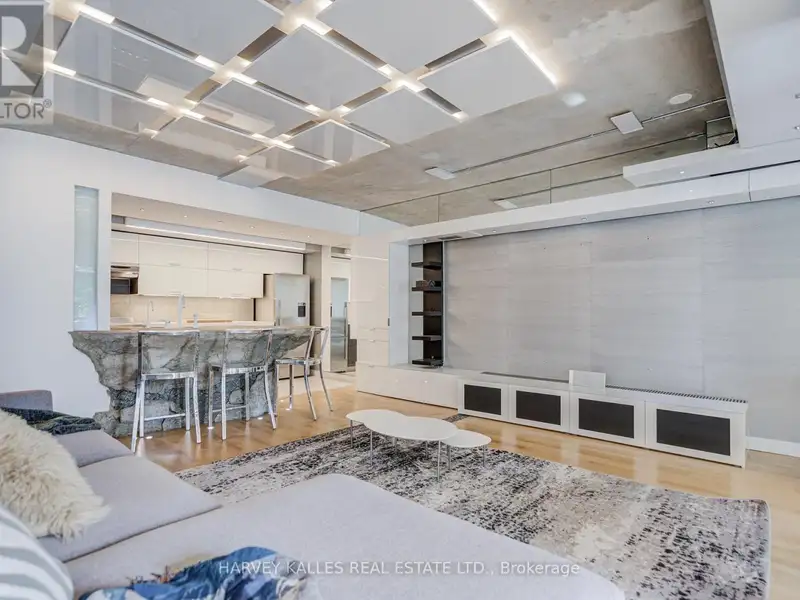 Executive Urban Townhome in King West with Private Entrance and Premium Amenities