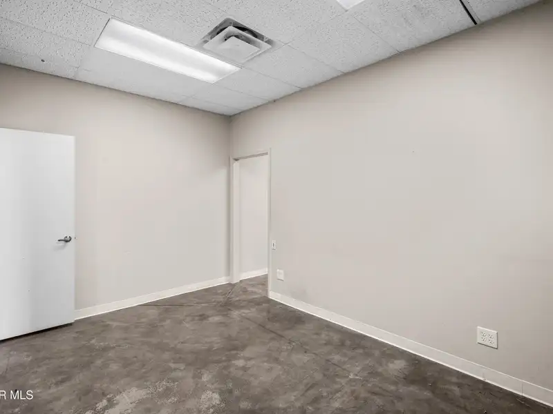 2,750 Sq Ft Office Space for Rent in Established Shopping Center Near Montwood and Yarbrough