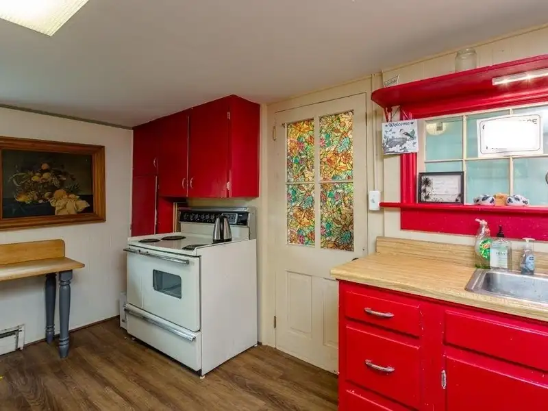 Victorian Office Space with Ada Compliance in Quaint Broadway, Ideal for Airbnb Potential