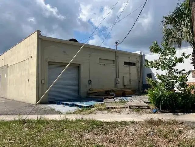 Corner Retail/office Site in South Tampa with Lighted Intersection and Roll-up Door