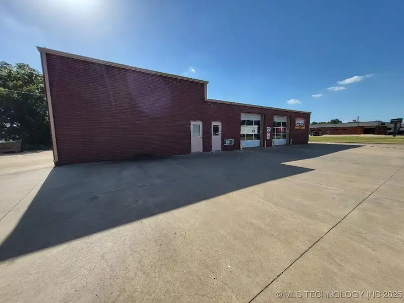High-visibility Commercial Building on Hwy 69 Frontage in Muskogee