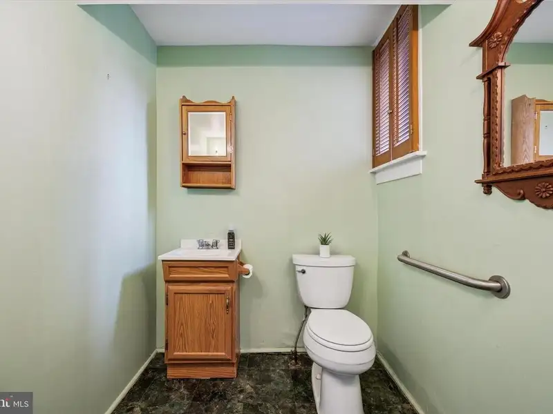 Versatile Commercial/residential Property in Clifton Heights with High Ceilings and Hardwood Floors