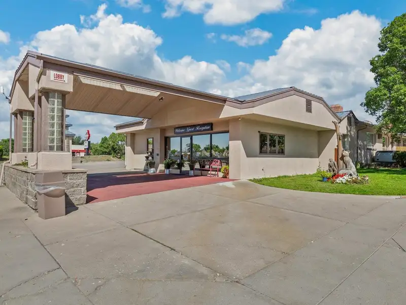 Investment Opportunity: Four Suite B&b in Montrose, Colorado with 7.2% Projected Cap Rate