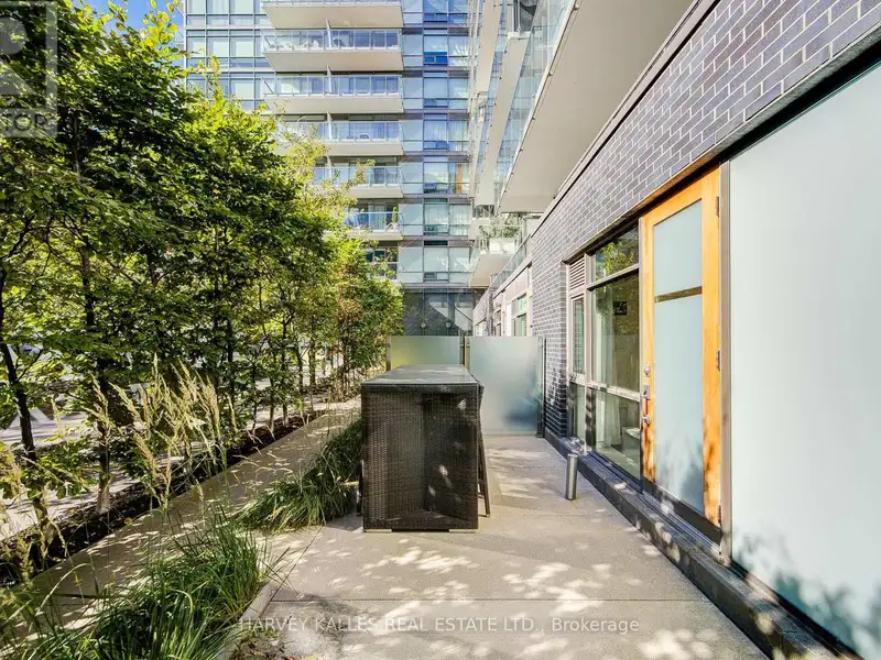 Executive Urban Townhome in King West with Private Entrance and Premium Amenities