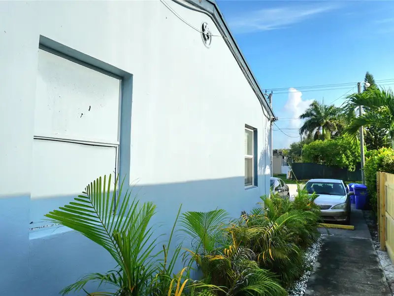 Turnkey Multifamily Investment: 8 Furnished Studios & 2/2 Apartment Near Las Olas