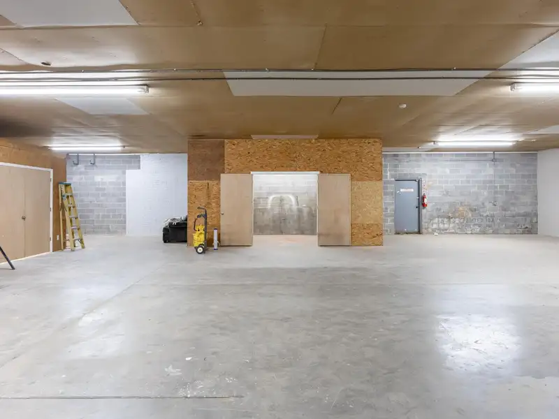 3,600 Sq Ft Commercial/industrial Unit for Lease with Offices and Large Work Area
