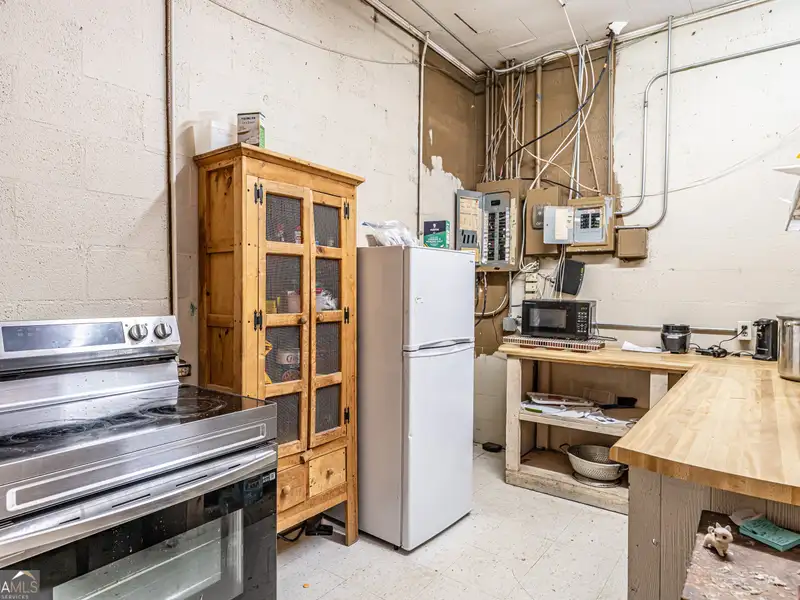 Versatile 4,200+ Sq. Ft. Commercial Building on Busy Highway with Storage and Office Space
