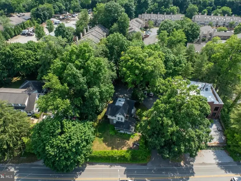 Mixed-use Property in Wayne, Pa: Salon with 1-bedroom Apartment Above