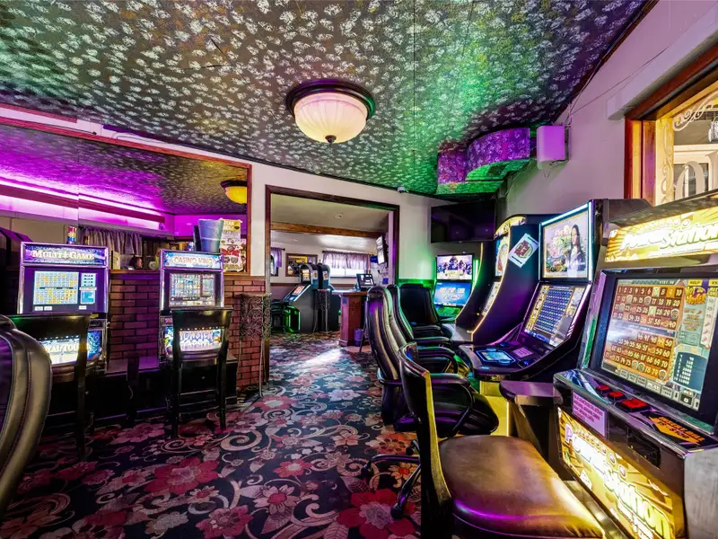 Historic Del's Bar & Grill: Profitable Lakeside Business in Somers, Mt with Liquor License