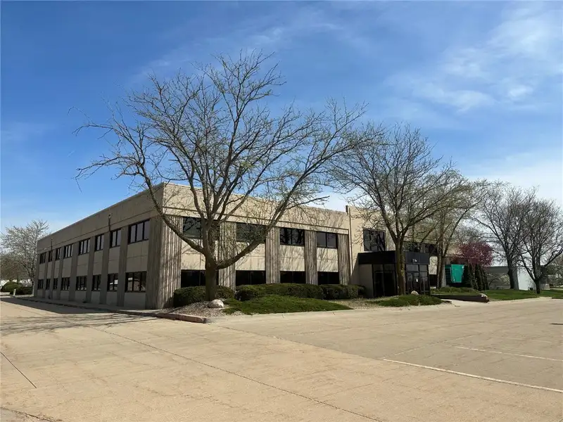 Modern Office Space with Amenities in Hiawatha, Ia - Ample Parking and Training Rooms