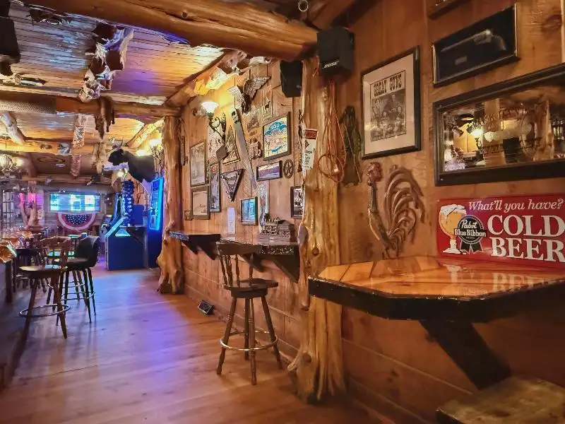Turnkey Lodge-style Investment Opportunity in Berlin with Unique Interior and Bar