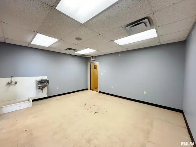 Standalone Commercial Building in Peoria's Metro Centre - High Traffic and Visibility