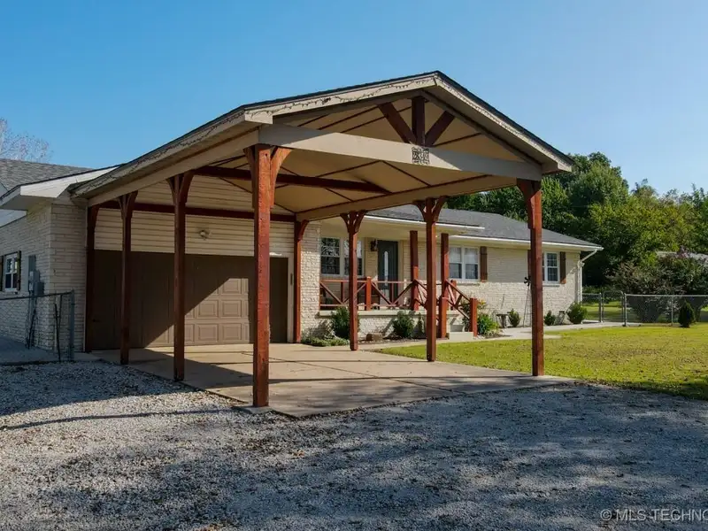 Commercial Property with House and Shops on 2 Acres in Coweta Near Casino