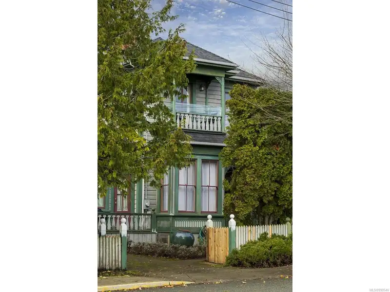 Turnkey Victorian Guest House in Songhees - 5 Suites, Steps from Seawall