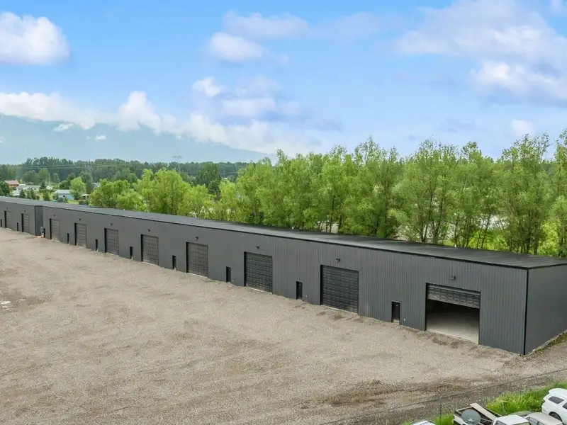 2000 Sf Commercial Shop Space with Mezzanine Near Hwy 2 and Airport