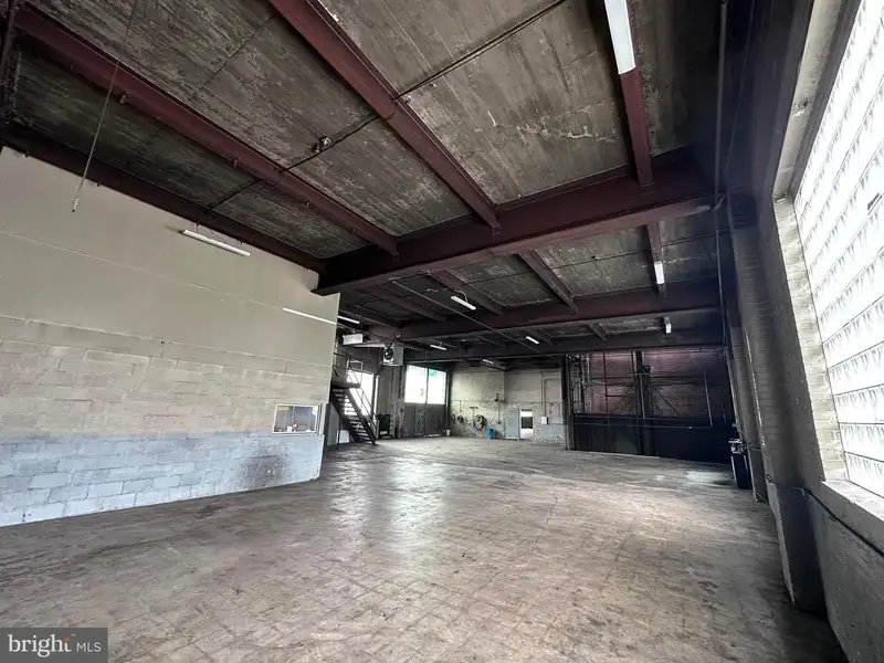 Industrial Building with 6 Bay Truck Repair Facility on 1.47 Acres Near Downtown