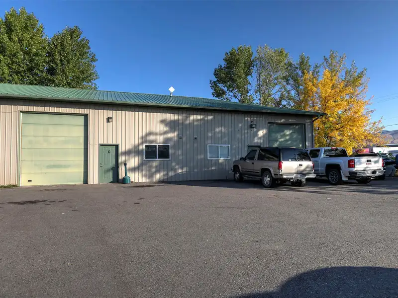 Large 30'x40' Shop with Office and Storage Near N Reserve and Interstate 90