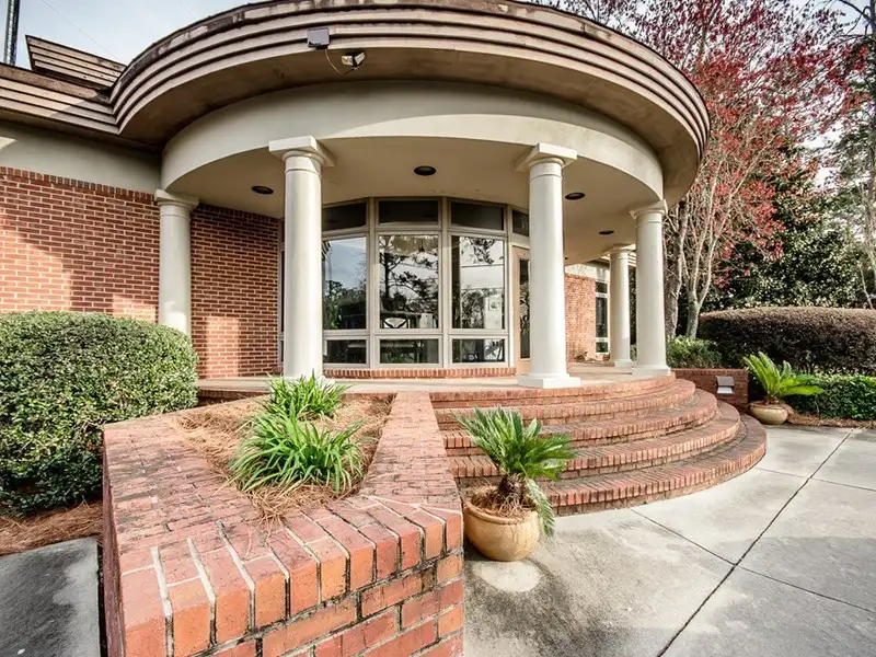Versatile Commercial Property with Office Space Near I-75 in Valdosta's Business Hub