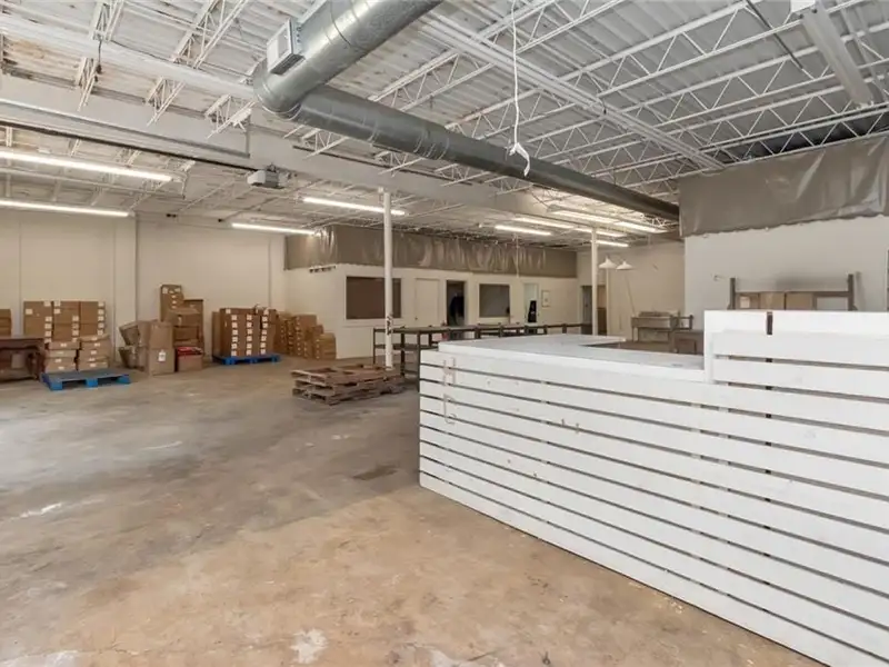 Prime Commercial Space with Dual Storefronts in Midtown, Mobile