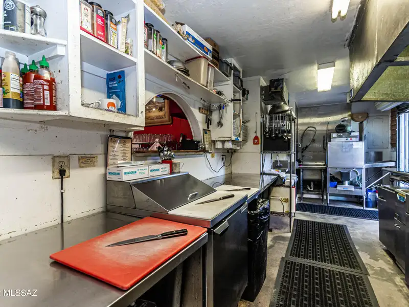 Commercial Building in Sonoita with Equipped Kitchen and Solar Panels