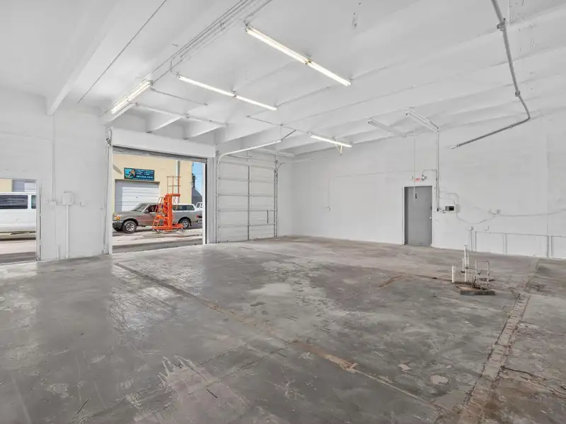Versatile 2,700 Sf Flex/industrial Condo Units in Jupiter's Industrial Corridor