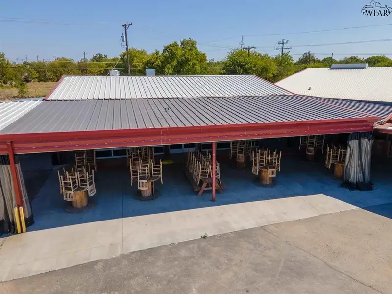 Prime Restaurant/bar on 1.24 Acres with Ample Parking and Outdoor Dining