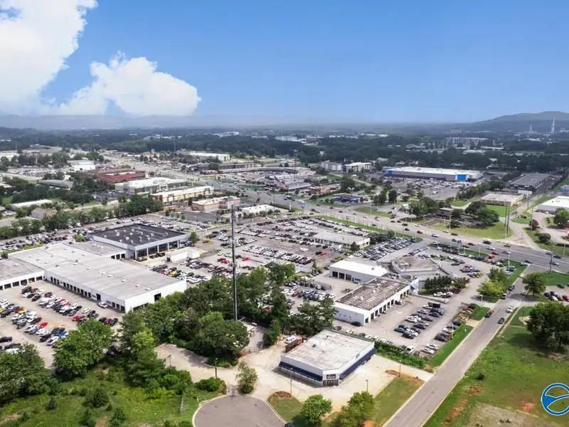 Commercial Property in Mid City Huntsville - Versatile Space with Kitchen and Offices