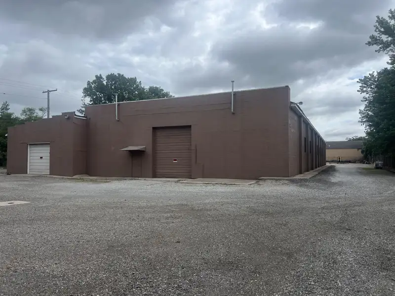 Industrial Space for Rent with Yard Access in Prime Location, 8000 Sf