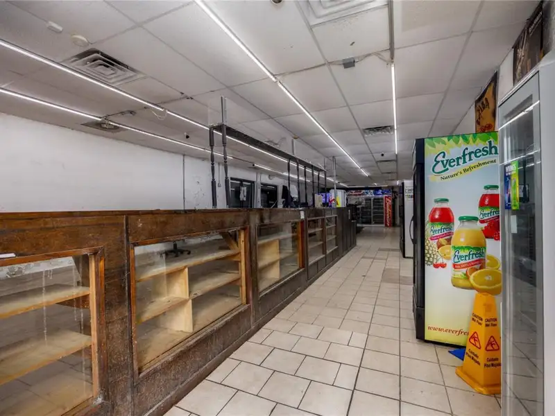 Versatile Commercial Building for Retail or Service Use in High-traffic Location