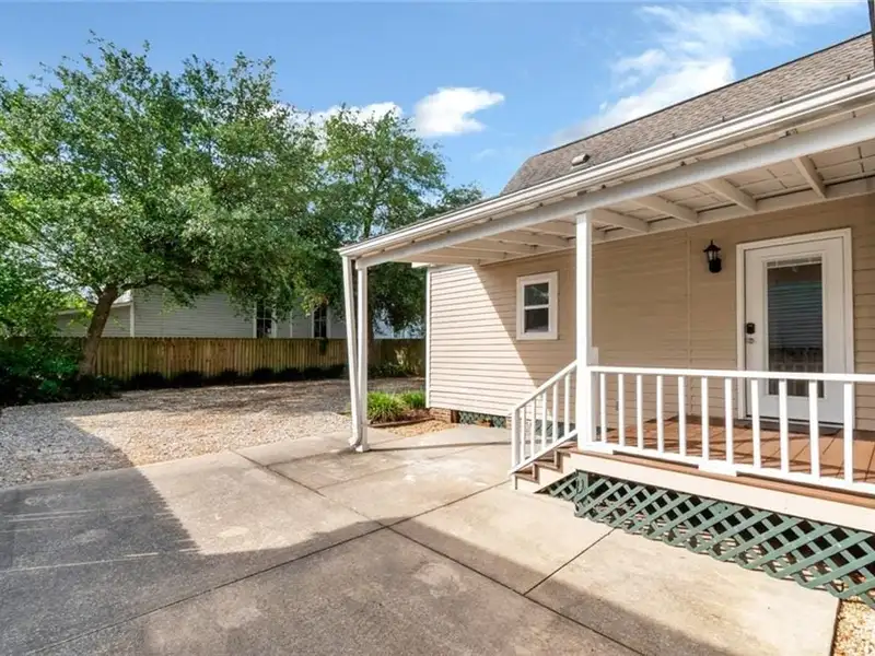 Mixed-use Property in Downtown Mobile with High Ceilings and Fenced Yard