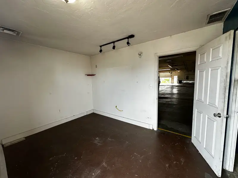 Warehouse and Office Space with Gated Yard in Prime Location