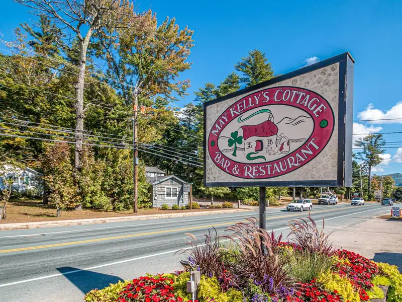 Irish Pub and Restaurant with Mountain Views on 1.64 Acres in North Conway