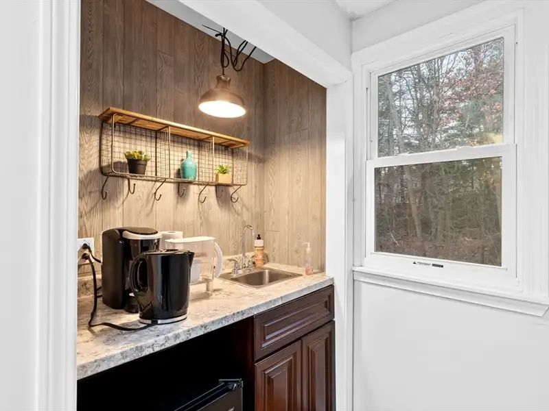 Modern Commercial Space in High-traffic Location with Flexible Layout and Amenities