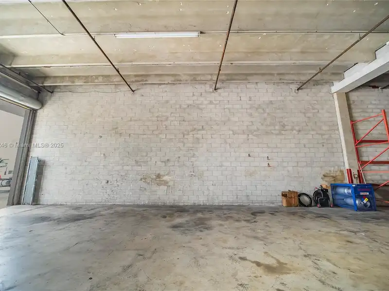 Commercial Property in Doral - Prime Location Near Miami International Airport and Amenities