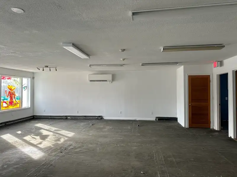 Versatile 907 Sq Ft Commercial Space in High-traffic Area, Former Tanning Salon