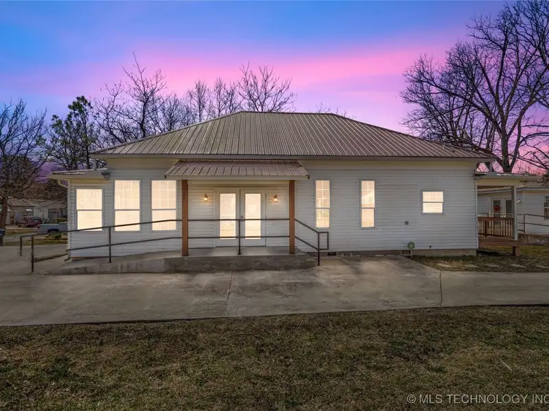 Commercial Office Space with Storage and Tenant in Growing Sapulpa, Oklahoma