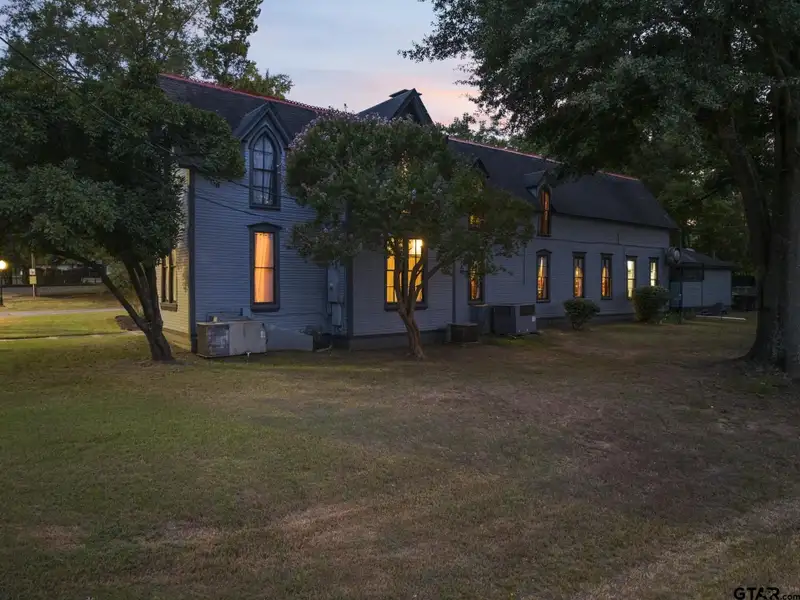 Historic Downtown Pittsburg Bed and Breakfast with 6 Ensuites and Unique Train Car Suite